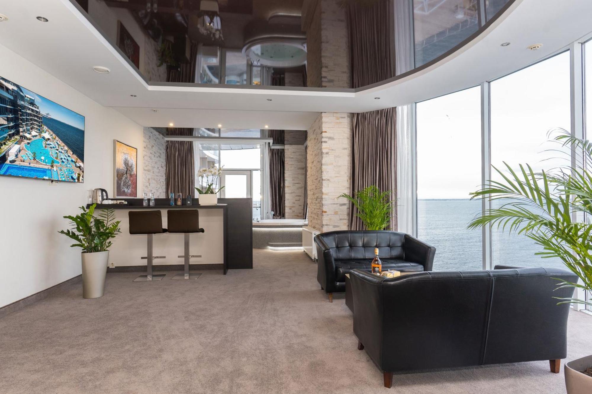 Nemo Hotel Resort & Spa Odessa Phòng bức ảnh The interior of a suite at the hotel